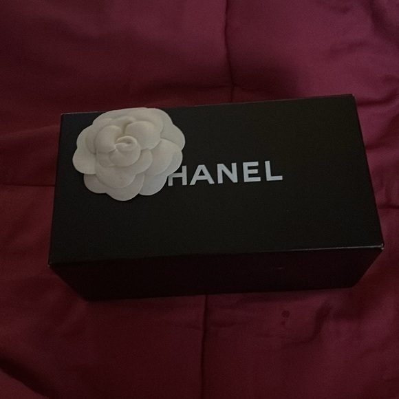 Chanel Black sunglasses with silver and Pearl detailing - Picture 5 of 10